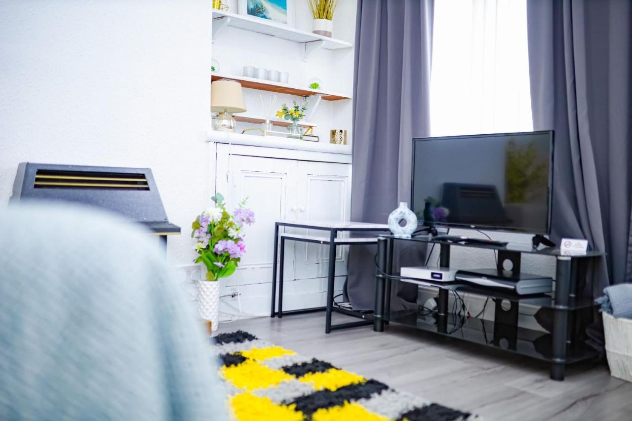 Beautiful 2 Bedroom House - Free Parking - Lt House 레스터 외부 사진