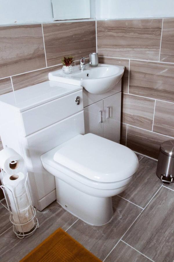 Beautiful 2 Bedroom House - Free Parking - Lt House 레스터 외부 사진